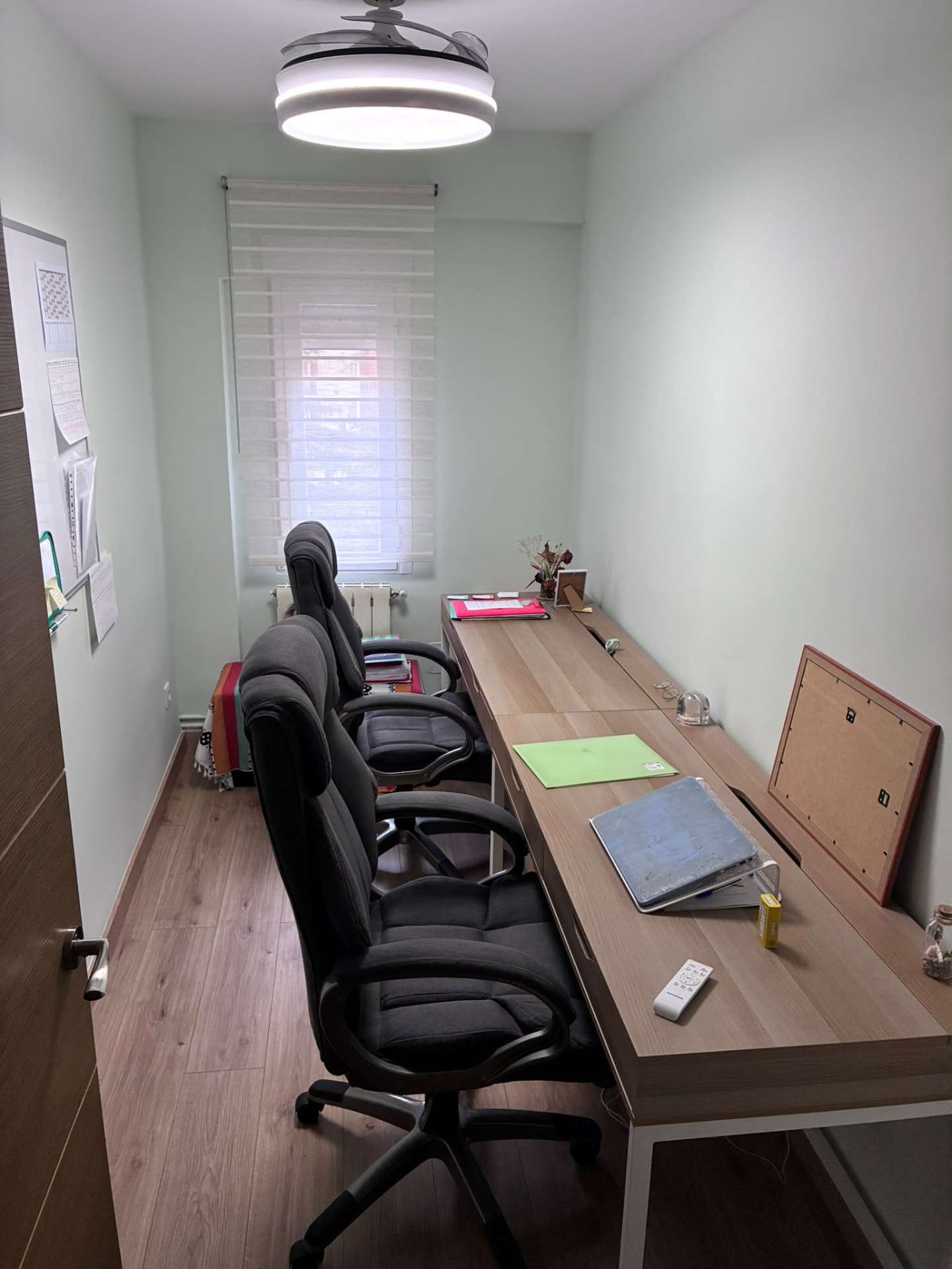 Despacho terminado con suelo laminado y escritorio corrido